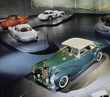 Wagen der Wunderjahre mit Klappverdeck: Im Mercedes-Benz Museum steht ein Mercedes-Benz 300 S Cabriolet A aus dem Jahr 1954 im Mittelpunkt einer ganzen Typenfamilie der Wirtschaftswunderzeit.